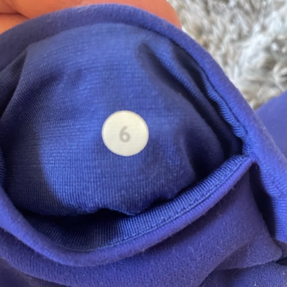 Size 6 lululemon crops - Picture 3 of 4